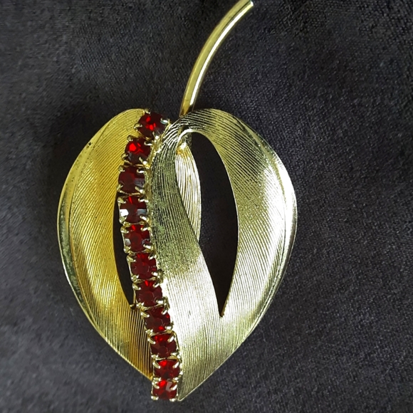VTG GRANNYCORE GOLD TONE AUSTRIAN RUBY CRYSTAL LEAF BROOCH - Picture 3 of 4